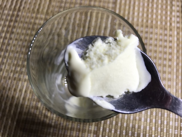 セブンプレミアム：北海道産乳製品使用　北海道バニラをスプーンですくったところ