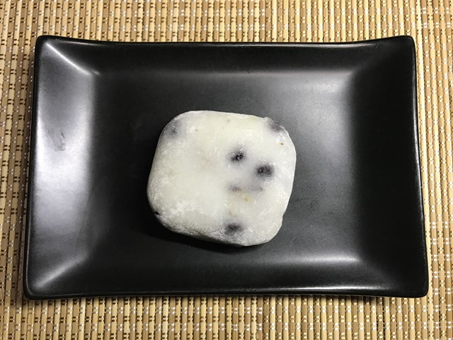 セブンプレミアム：北海道産小豆の豆大福を小皿に乗せたところ