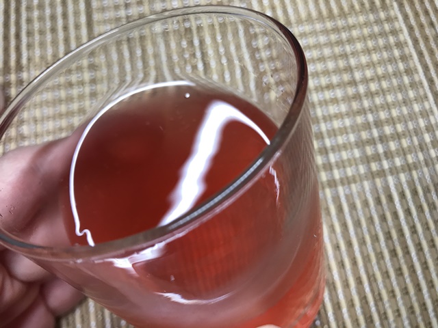 セブンプレミアム：ピンクグレープフルーツサイダーをグラスに注いだところ