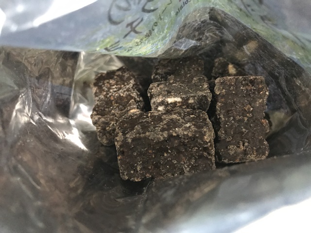 セブンプレミアム：ザクザク食感のブラックブロックチョコの袋を開封したところ