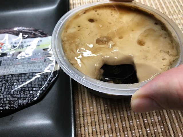 セブンプレミアム：北海道産生クリーム使用　珈琲ゼリーの層が見える状態