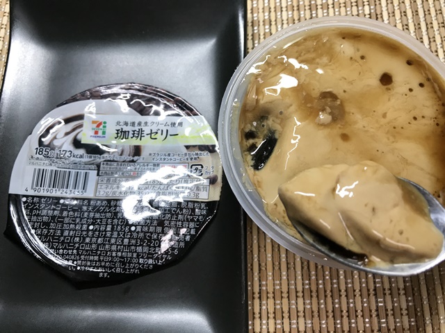 セブンプレミアム：北海道産生クリーム使用　珈琲ゼリーをスプーンですくったところ