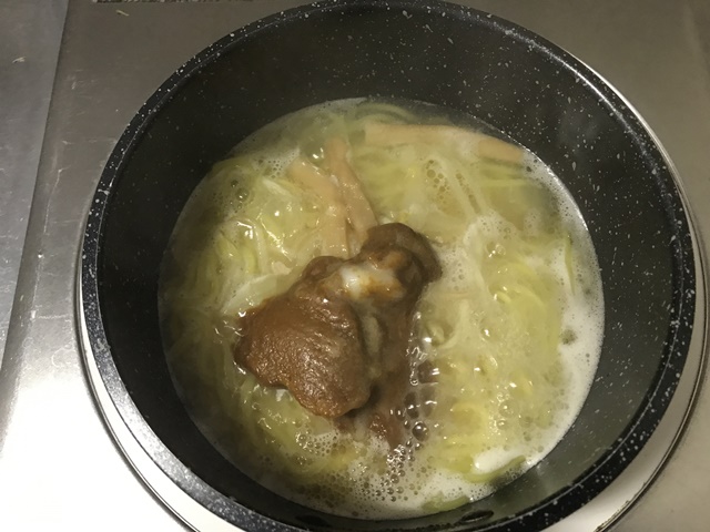 セブンプレミアム：具付き味噌ラーメン　鍋にスープを入れたところ