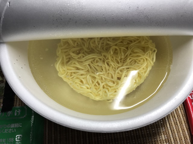 セブンプレミアム：鳴龍(NAKIRYU)　汁なし担担麺にお湯を入れたところ