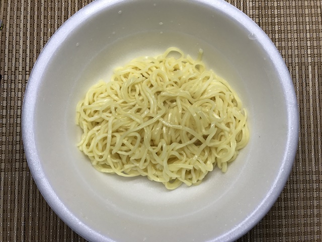 セブンプレミアム：鳴龍(NAKIRYU)　汁なし担担麺　お湯を捨てたところ