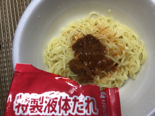 セブンプレミアム：鳴龍(NAKIRYU)　汁なし担担麺のタレを入れたところ