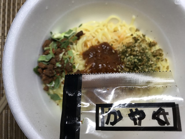 セブンプレミアム：鳴龍(NAKIRYU)　汁なし担担麺のかやくを入れたところ