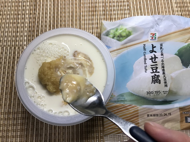 セブンプレミアム：豆乳と食べる北海道産大豆使用　よせ豆腐　生姜と麺つゆを垂らしたところ