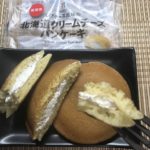 セブンプレミアム：レアチーズ風味の北海道クリームチーズパンケーキをフォークで刺したところ