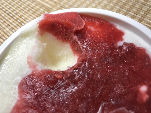 セブンプレミアム：果肉入りソース　いちご練乳氷をすこしスプーンで掘ってみたところ