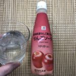 セブンプレミアム：青森県産りんご果汁使用　りんごソーダをグラスに注いだところ
