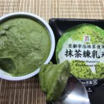 セブンプレミアム：京都宇治抹茶使用　抹茶練乳氷をスプーンですくったところ