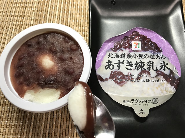 セブンプレミアム：北海道産小豆の粒あん　あずき練乳氷をスプーンですくったとろろ