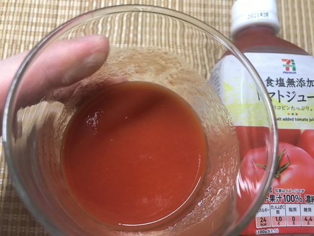 セブンプレミアム：食塩無添加トマトジュースをグラスに注いだところ